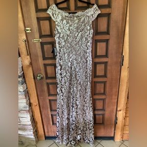 Stunning Adrianna Papell evening gown size 4 new with tags